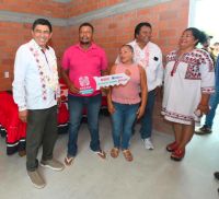 Cumple Salomón Jara con la entrega de vivienda a personas damnificadas